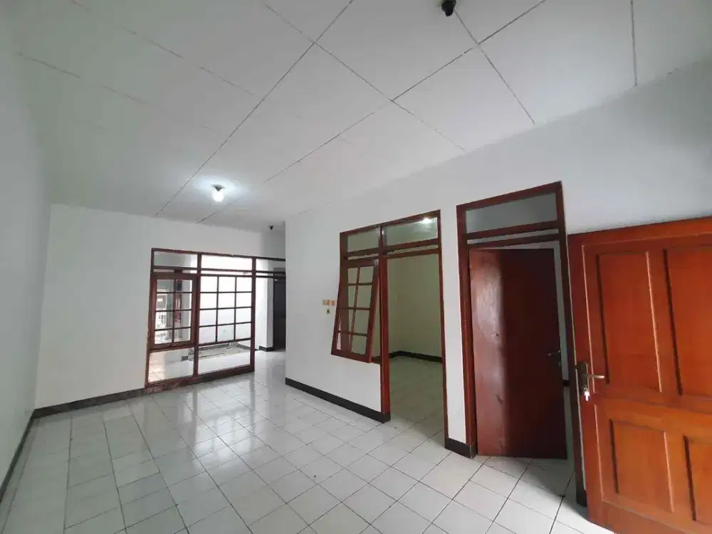 Disewakan
Rumah THI 1
Lt. 111
Lb. 100
Kt. 3
Km. 2
Air submersible 
Listrik 2200
Carport

Hrg  35jt /thn

Ne