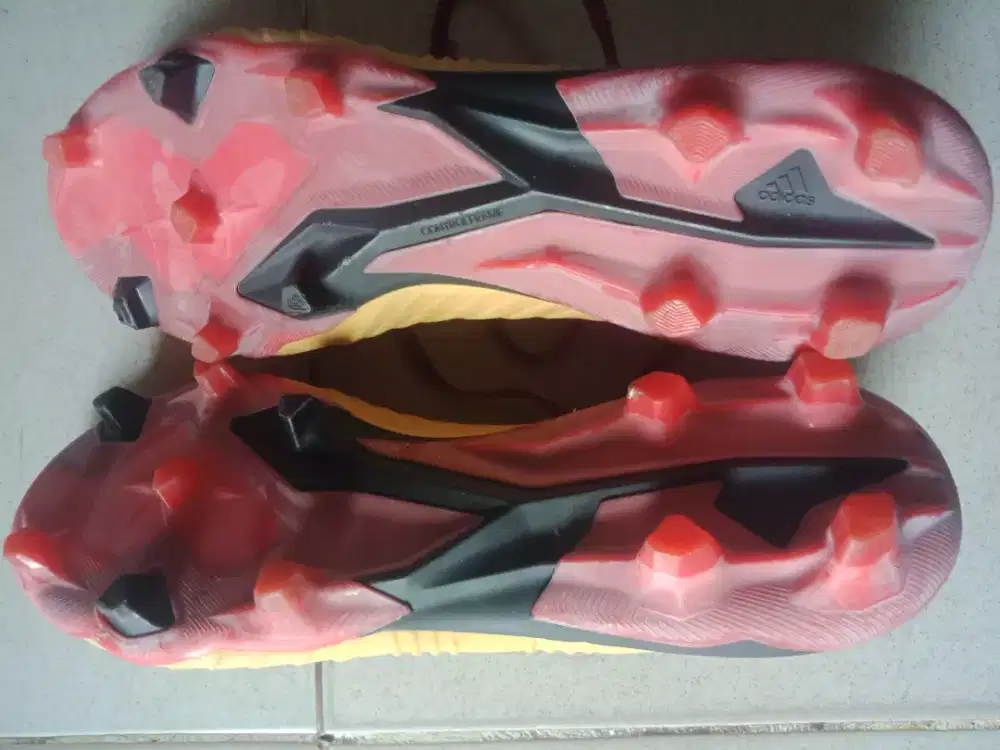 Sepatu bola Adidas