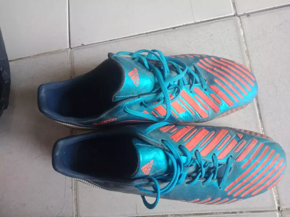 Sepatu bola Adidas