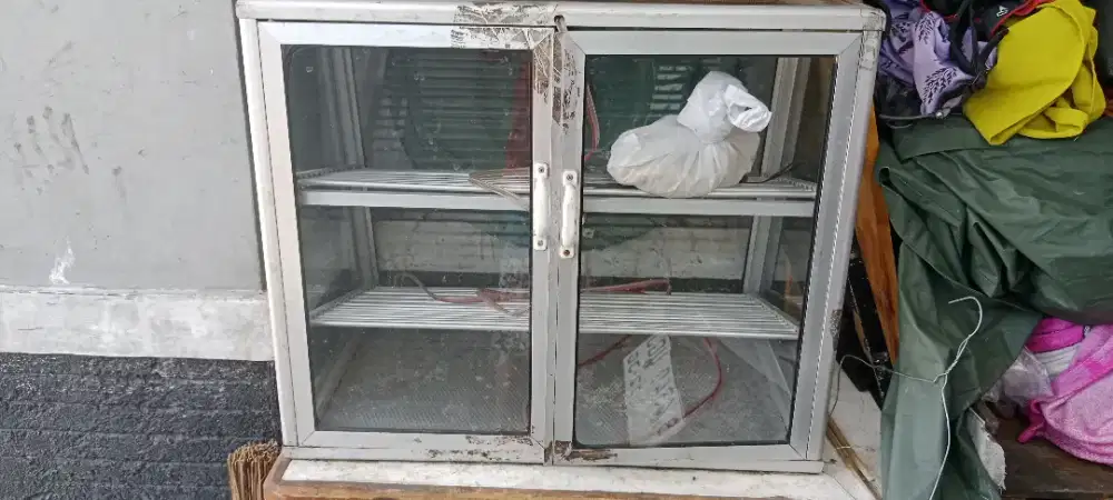 Etalase dan seisinya