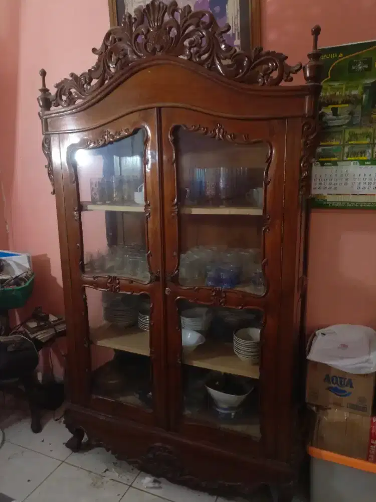 Dijual lemari kayu jati ukiran tua kuno cantik