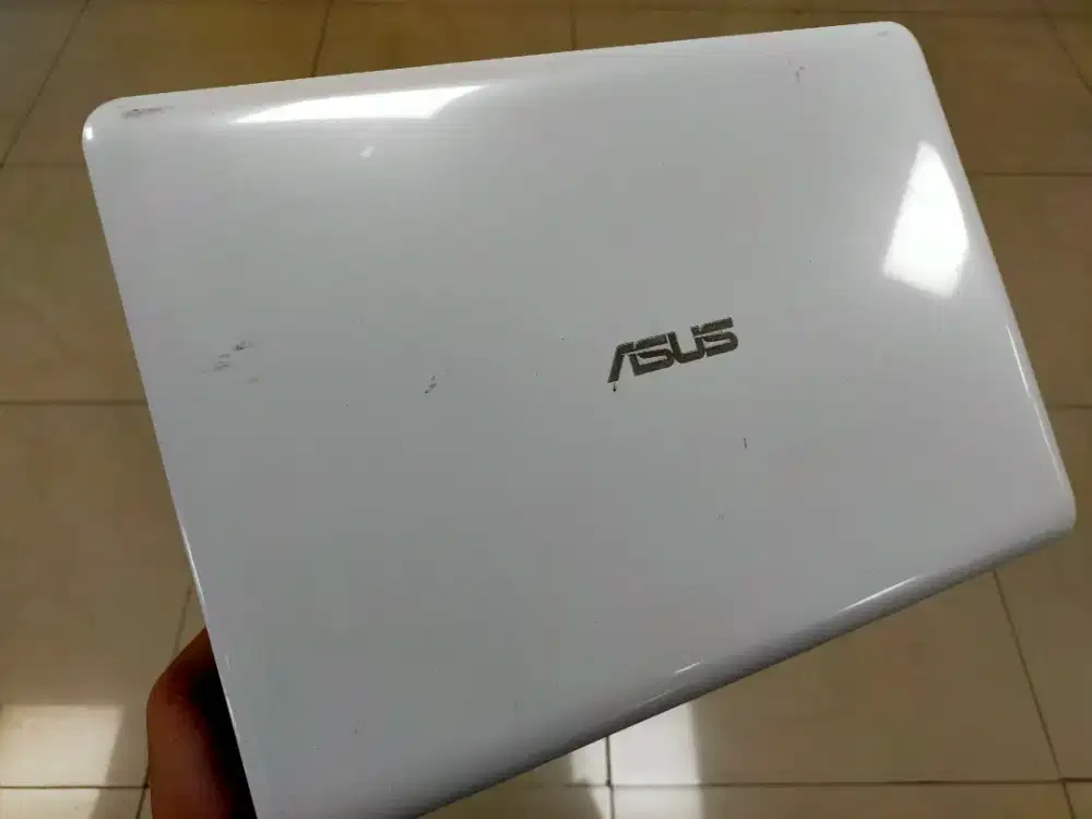 Dijual laptop asus Warna putih Ram 4GB SSD 120GB Win 10 siap pakai 24j