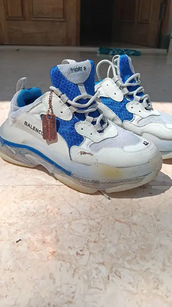 Dijual sepatu layak pakai