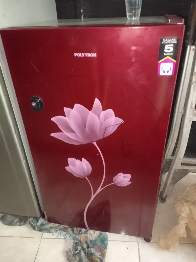 Kulkas merek polytron kondisi normal tinggal pake