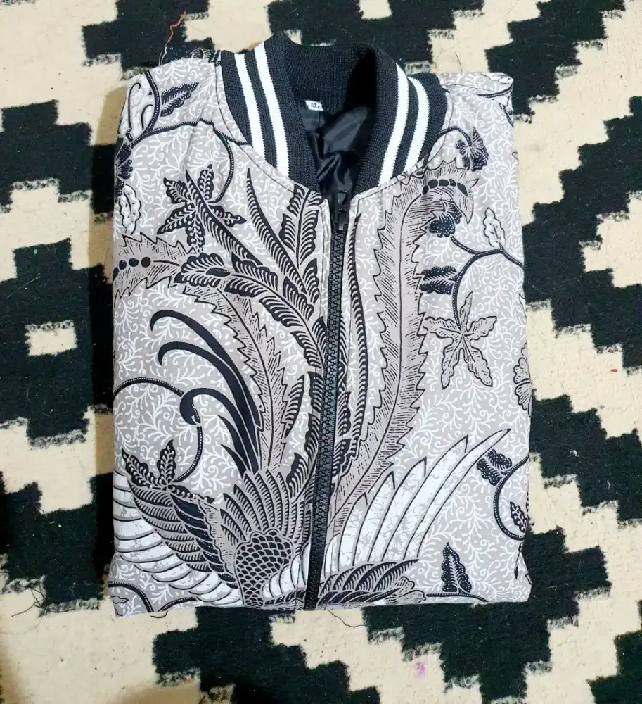 Jaket bomber batik