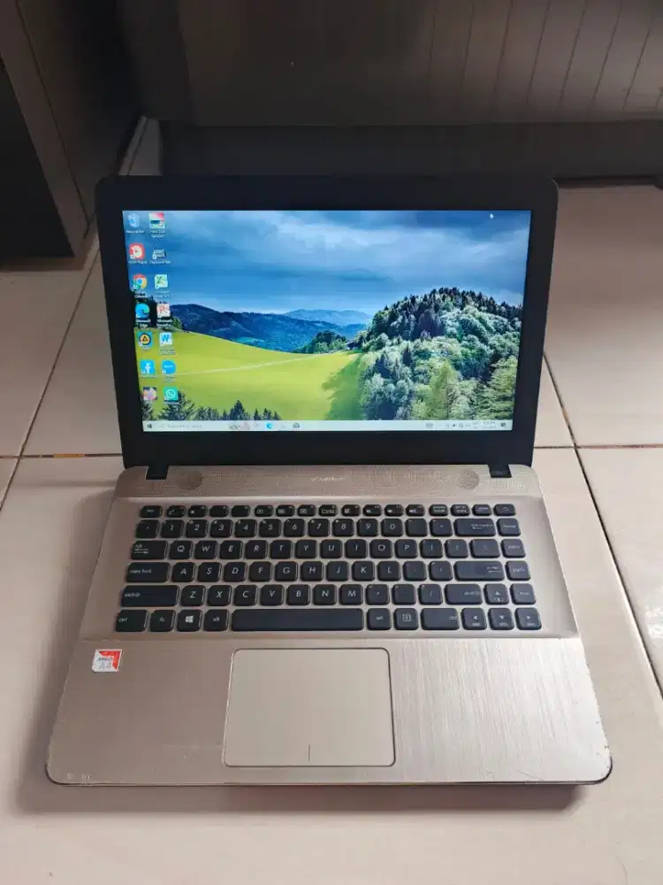 Laptop Asus Ram 8gb ddr4 ssd 240gb Amd A4 siap pake ktek mnus (Nego)