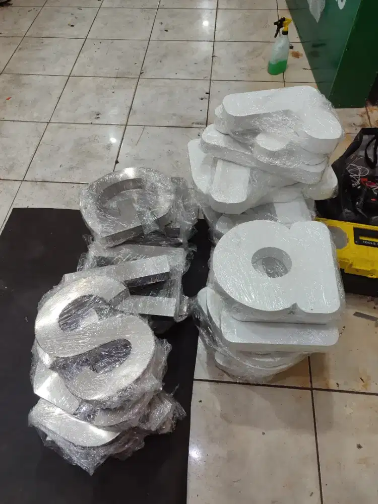 Tukang Huruf Timbul