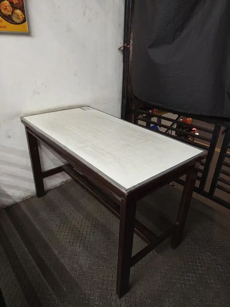 Meja kayu tebal