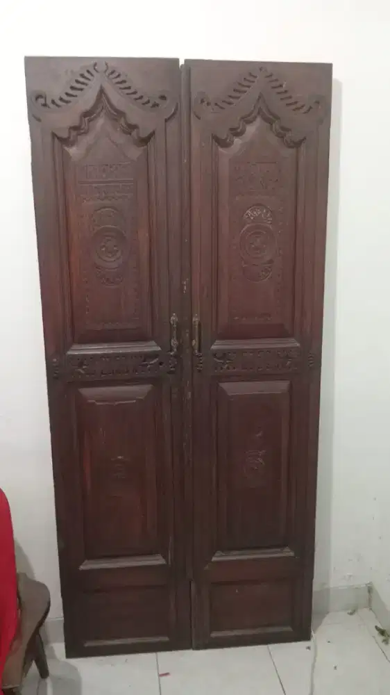 Pintu jati buka tengah