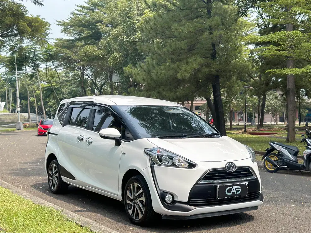 Toyota Sienta V at 2019