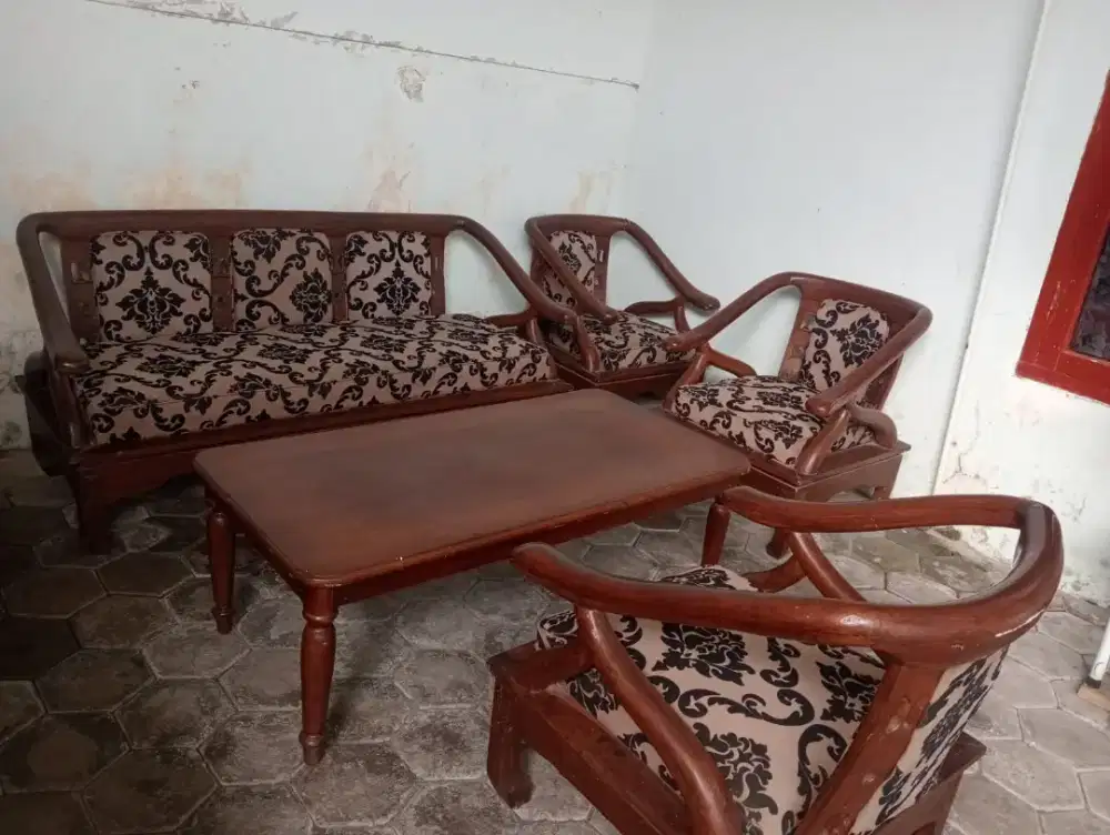 Kursi kayu kondisi bagus