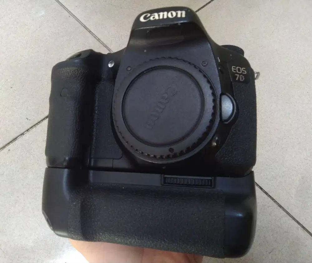 Canon 7D Bodi Only + Battery Grip BG E7 Ori