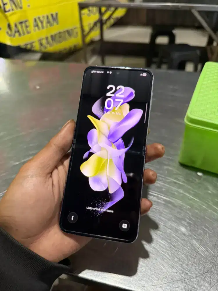 SAMSUNG Z-Flip 4 5G 8/128 Bagus siap pakai tompel dikit PAMULANG UNPAM