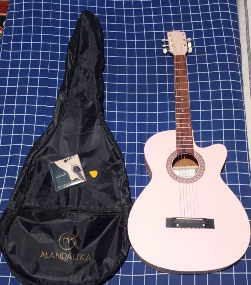 Gitar akustik Mandalika