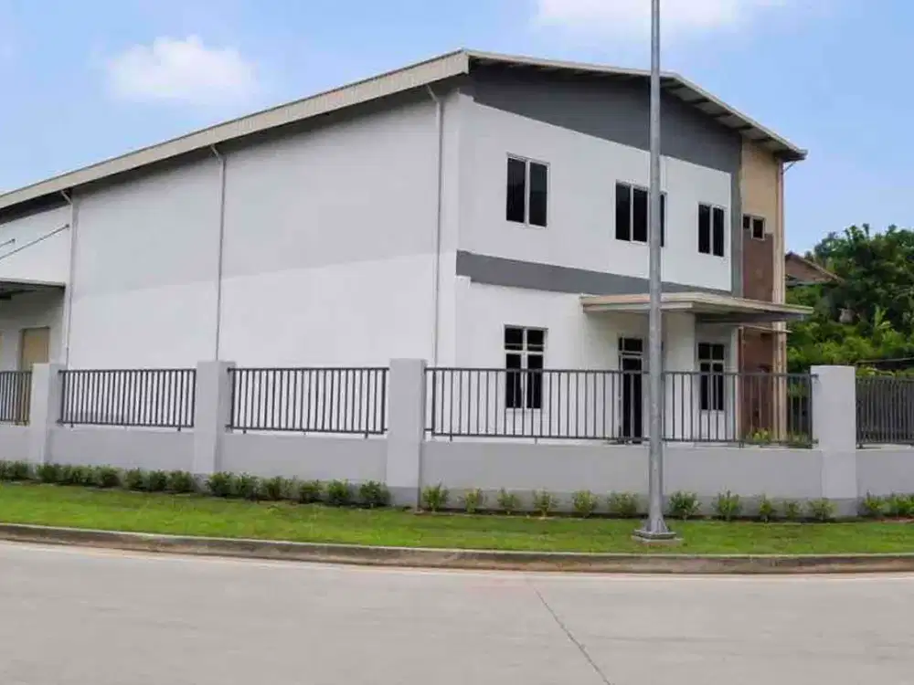 Di SEWA / JUAL gudang baru renovasi luas bangunan 2000 m2 lahan 3400 m2 ada ruang office loading dock 6 pintu tinggi gudang 10 meter lantai k300 akses toll dalam kawasan industri delta silicon lippo Cikarang