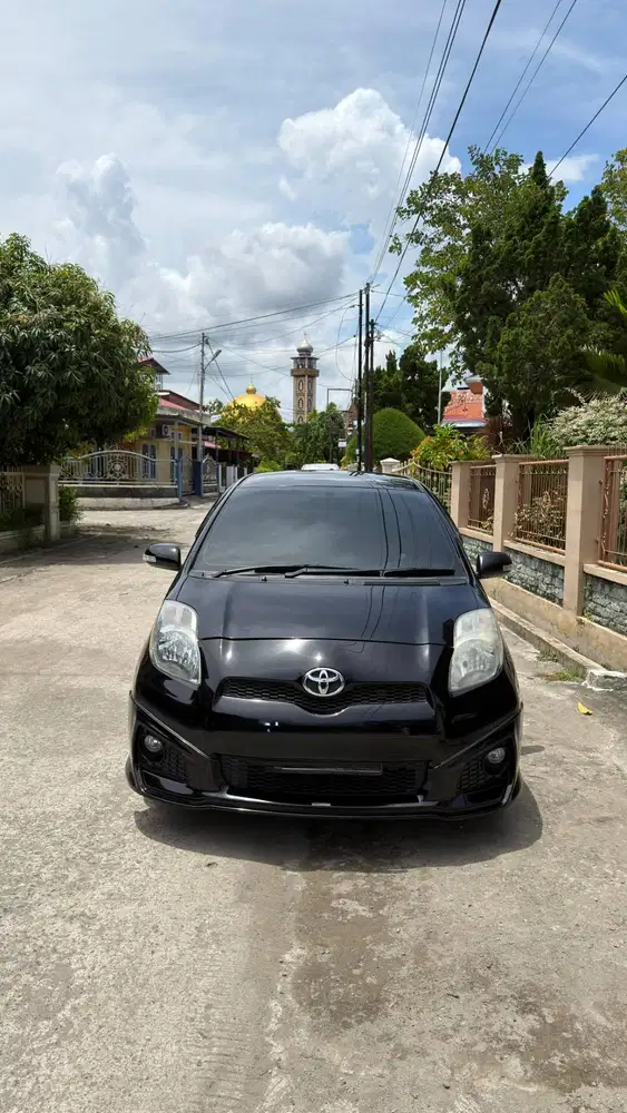 TOYOTA YARIS (2013)