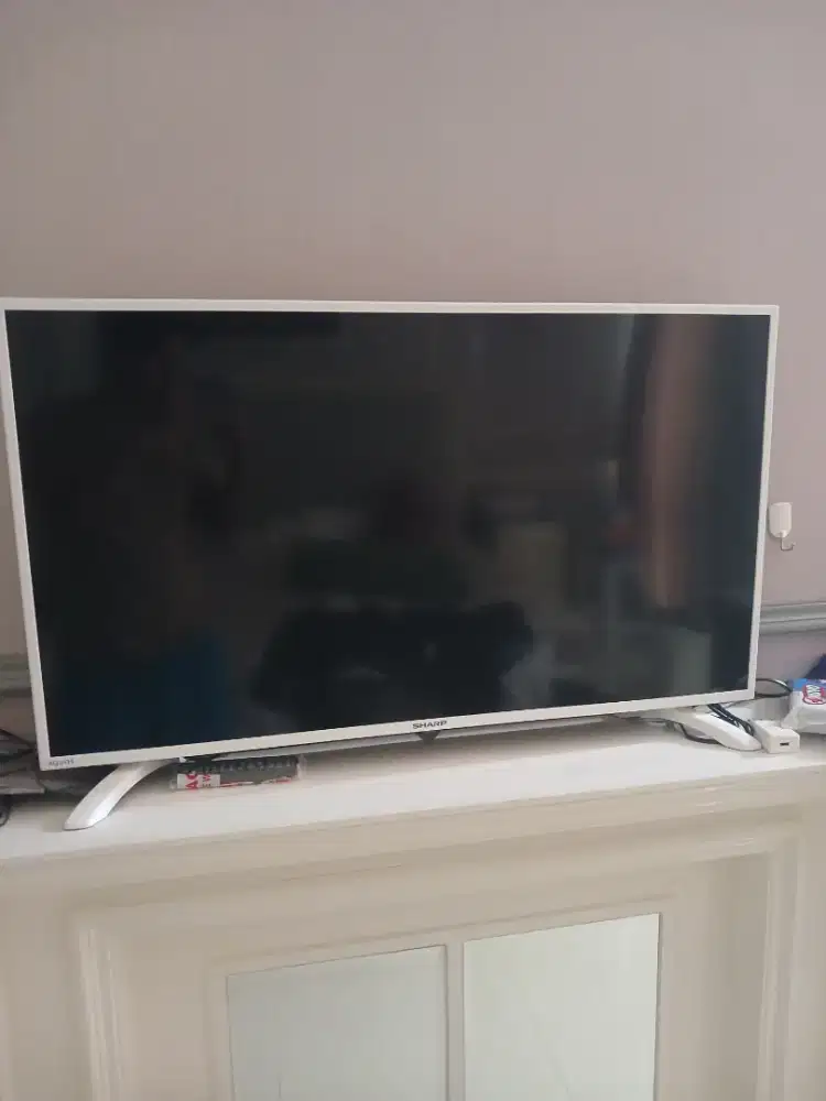 TV Sharp Aquos 40 like new warna putih (rare)