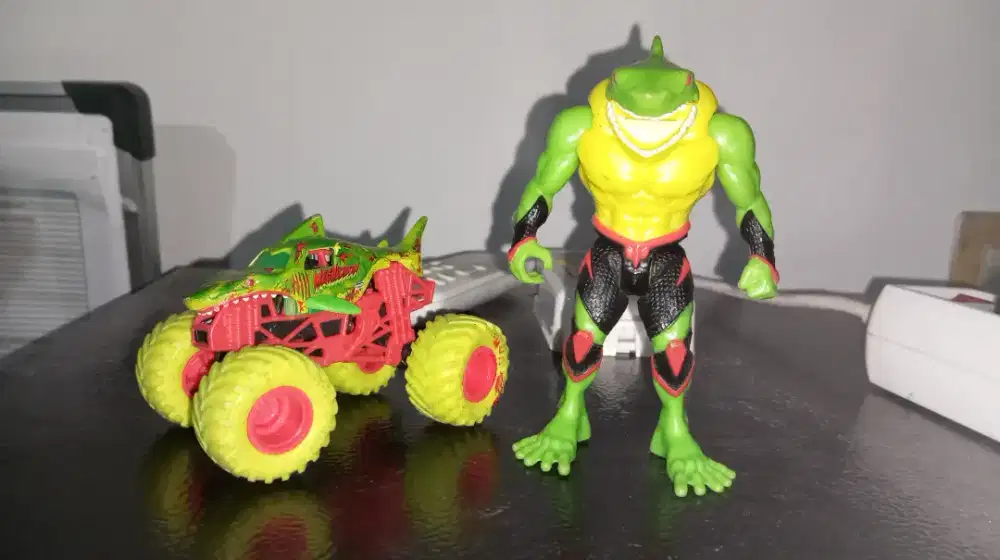Mainan diecast hotwheels Monster Jam sepaket