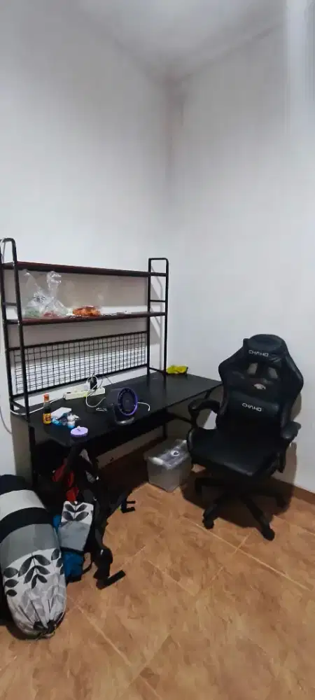 1 set meja, rak, kursi