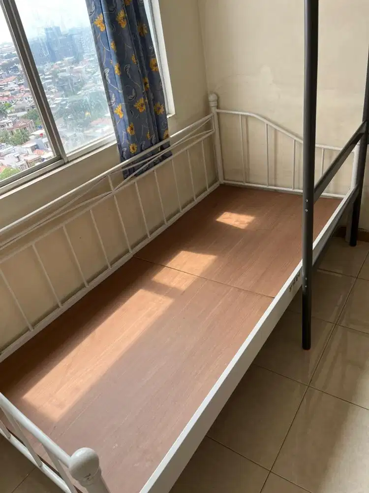 Rangka tempat tidur putih