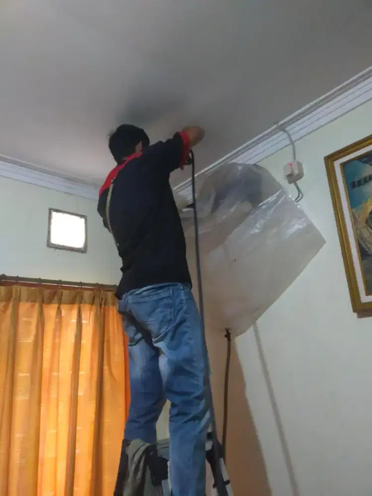 Melayani servis rutin AC