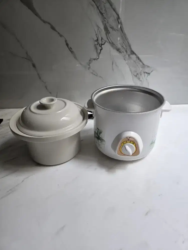 Slow cooker keramik putih 1,5 L, kondisi masih sangat bagus.