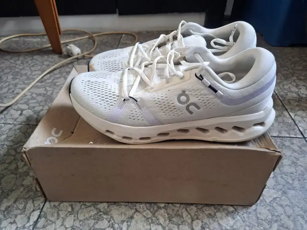 Sepatu on cloudsurfer