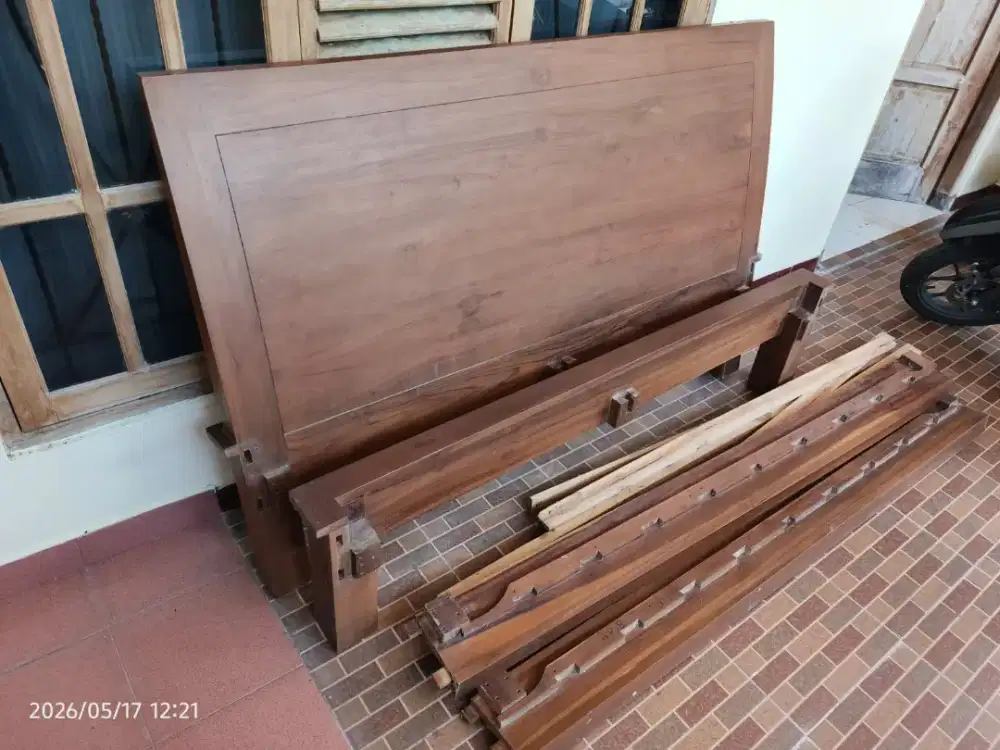 Dipan kayu jati