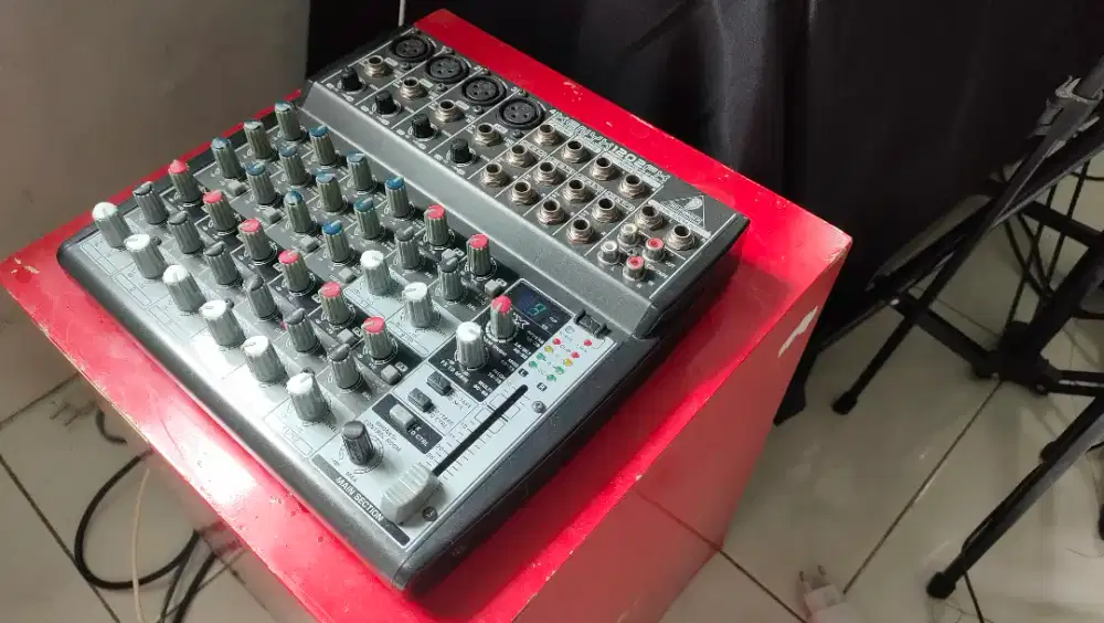 AUDIO MIXER BEHRINGER