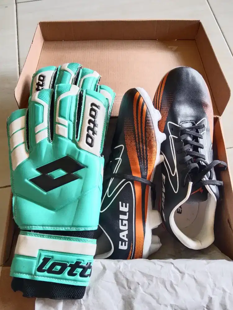 Sepatu bola dan sarung tangan kiper
