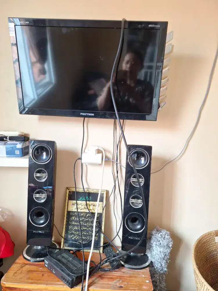 TV Polytron 24inc tv digital. Ada tower speakers