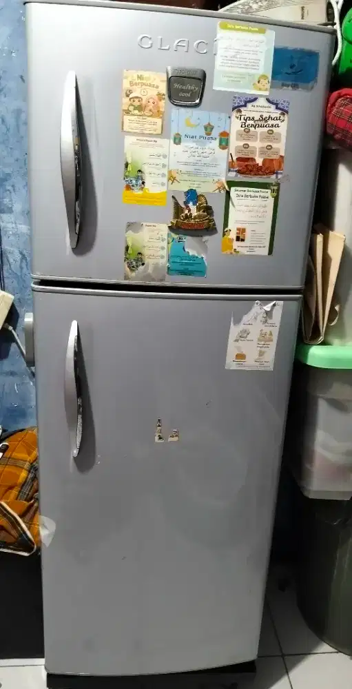 Di jual kulkas bekas pakai merk gelacio 2 pintu