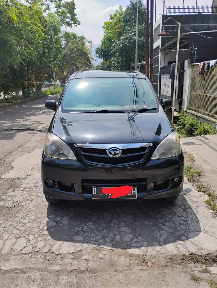 Xenia 1000cc livvt-i Deluxe 2011