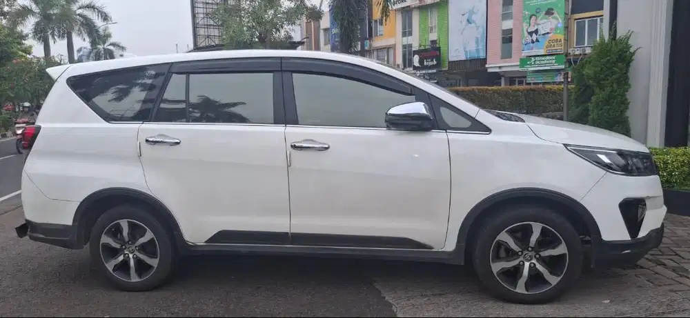 Toyota Venturer 2.4 A/T Diesel, 2021 Putih