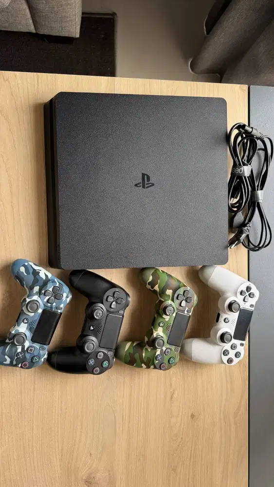 PS4 - Memory 1TB - 4 controllers + bonus 2 game