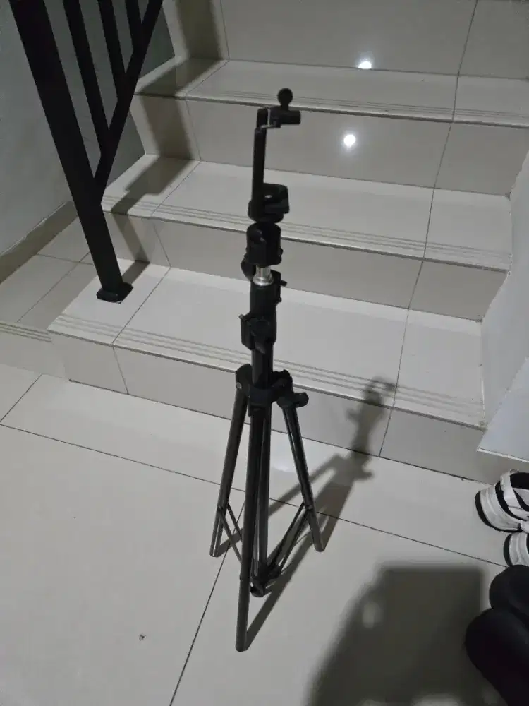 Jual murah barang display contoh minus lecet tripot lampu stand lantai