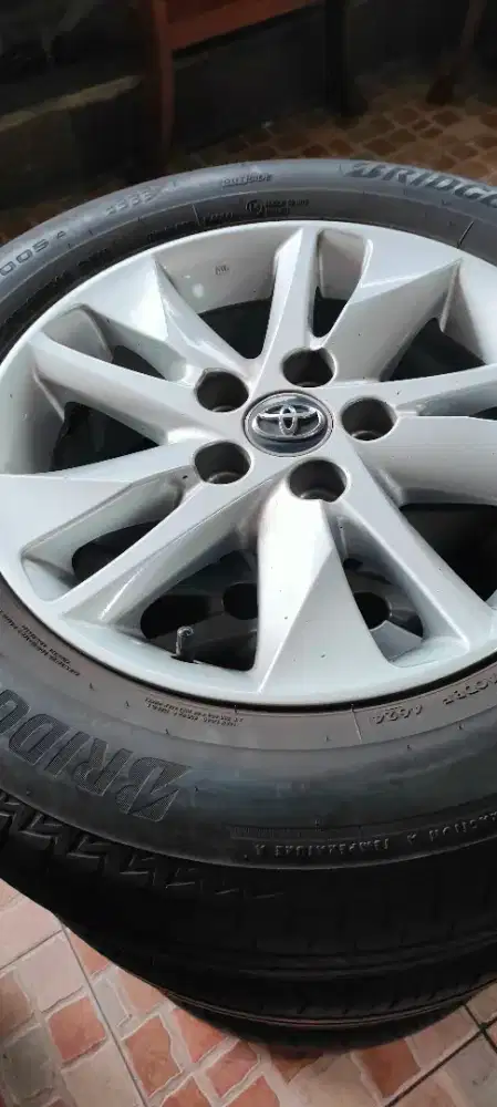 Velg dan Ban Innova Reborn r16 ori bawaan