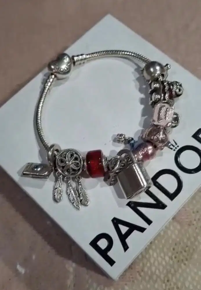 Gelang pandora dengan ronce2 nya banyak di jamin asli