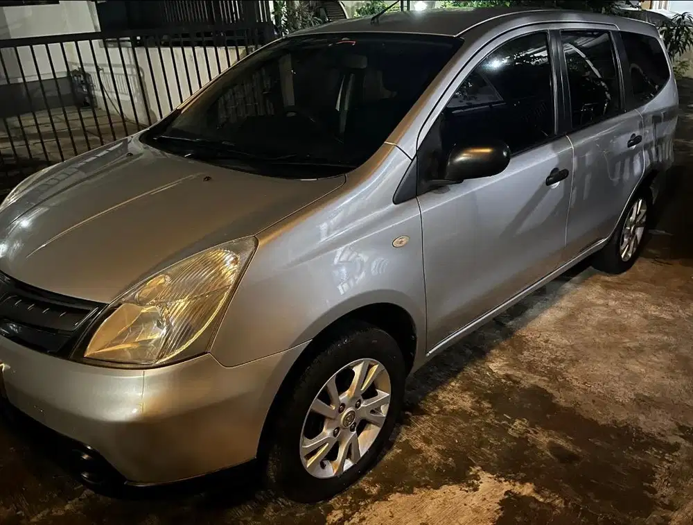 Nissan Grand Livina SV Matic  2011