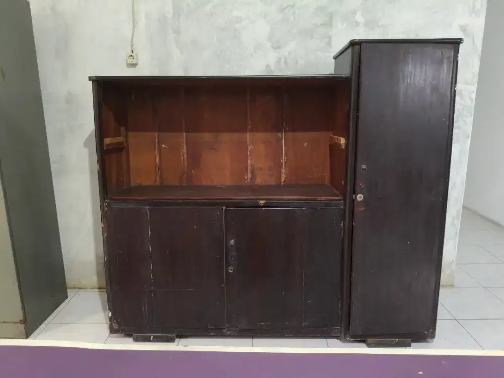 Lemari Buku Berbahan Kayu Jati