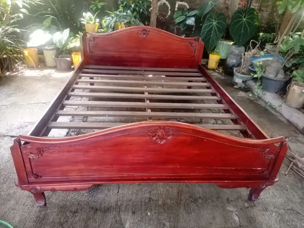Tempat tidur kayu jati