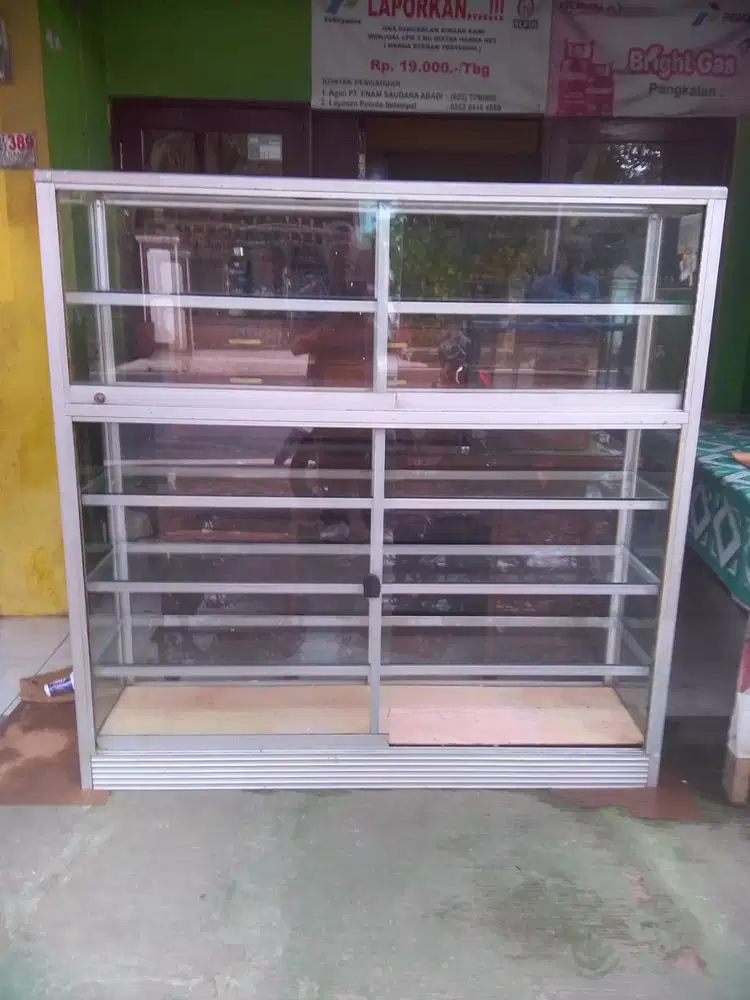 AKAN DIJUAL ETALASE ALUMUNIUM UKURAN 150 CM X 150 CM