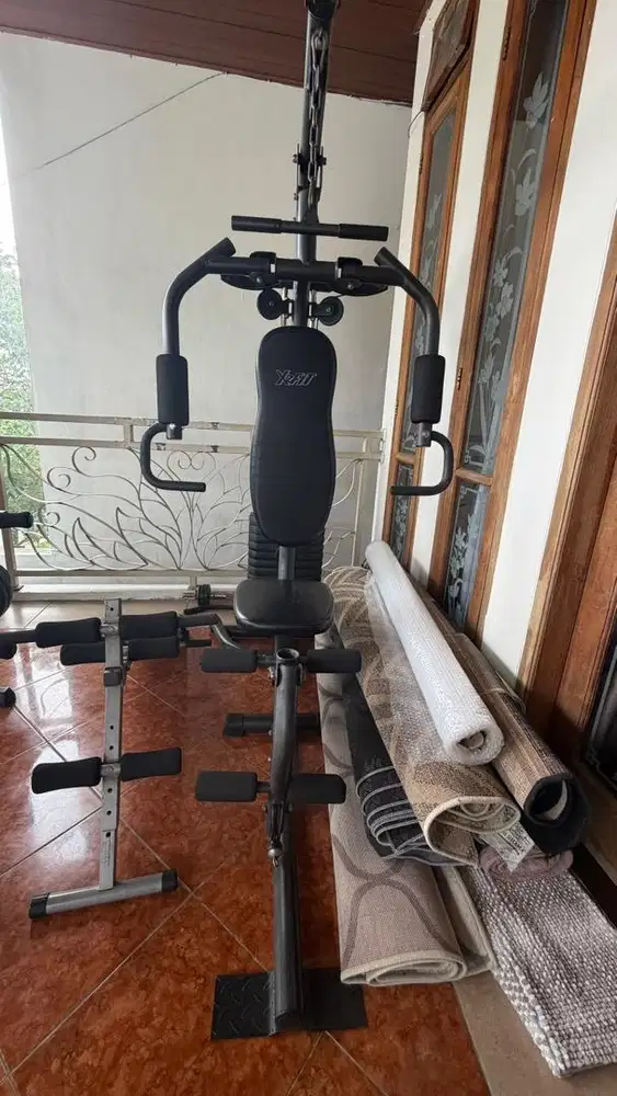 Alat gym,angkat beban,latihan otot dada