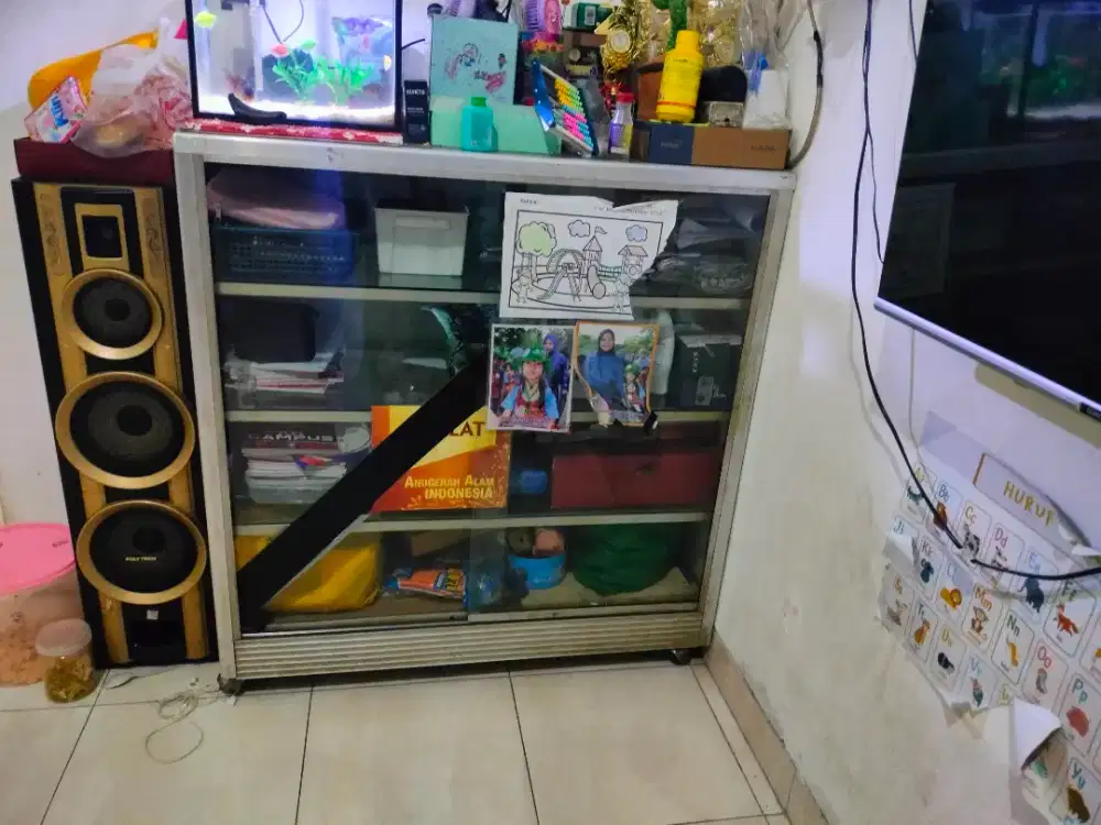 Etalase roko madura