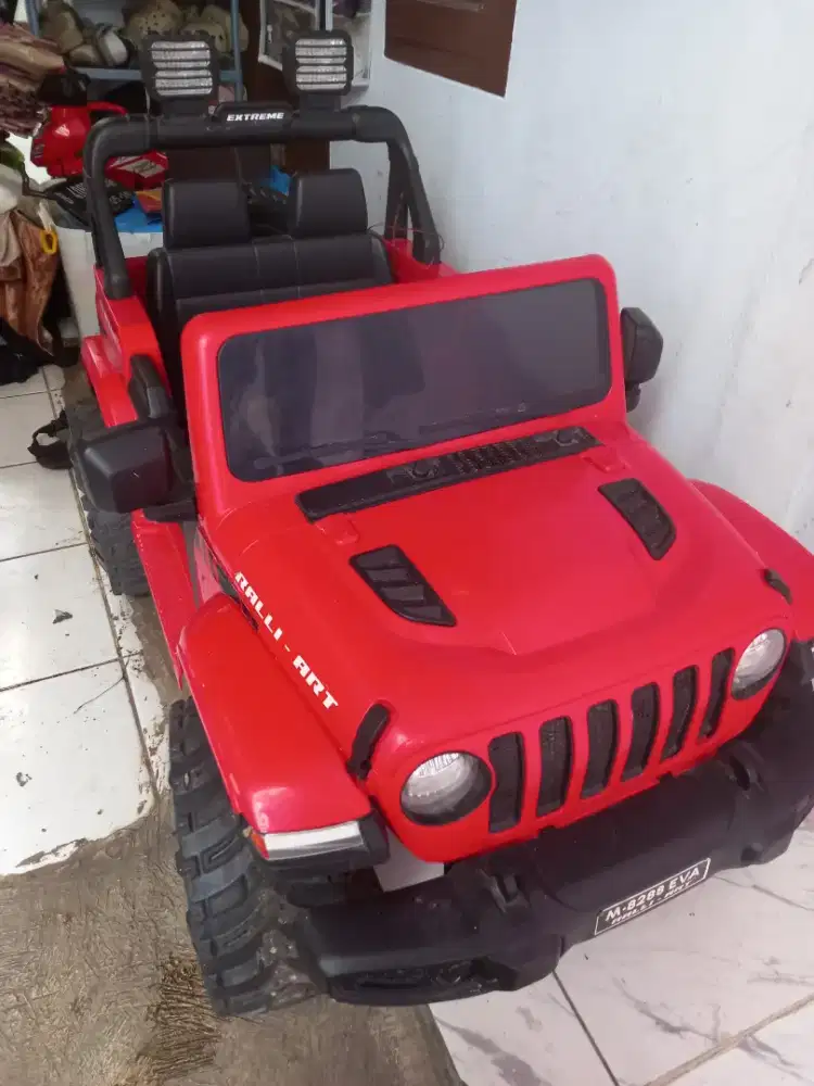Mobil aki bekas mainan anak