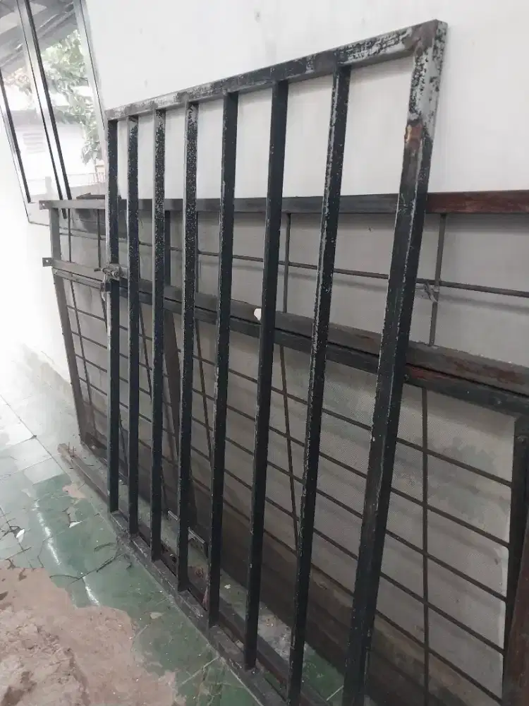 pintu  pagar besi
