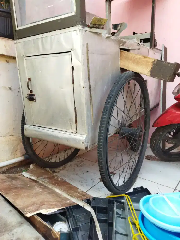 Gerobak dorong bekas jualan