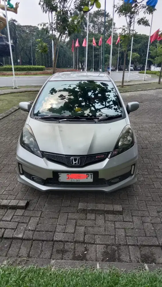 Honda Jazz RS GE8 Matic th.2013 warna silver.