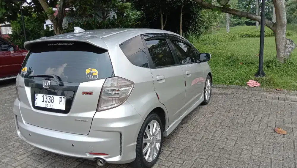 Honda Jazz RS GE8 Matic th.2013 warna silver.