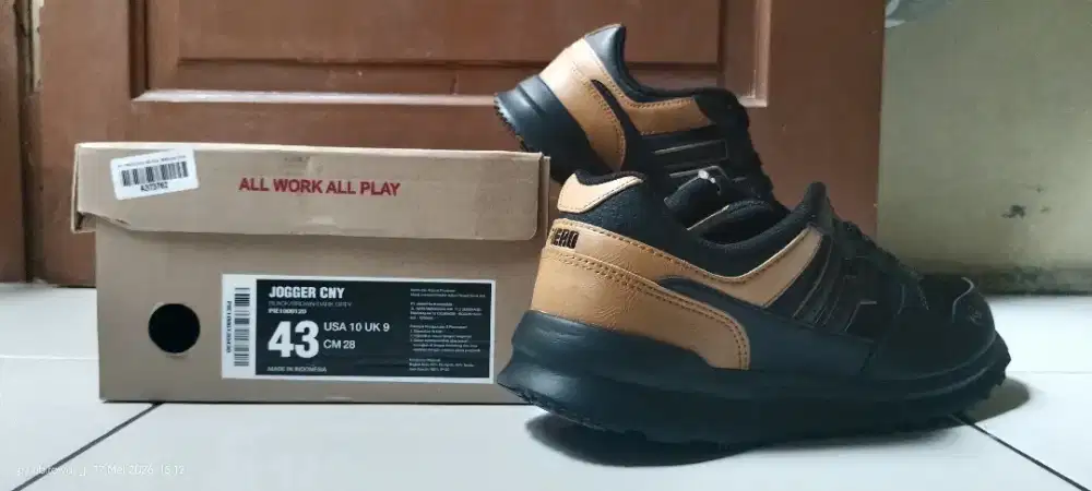 Sepatu Piero Jogger CNY size 43